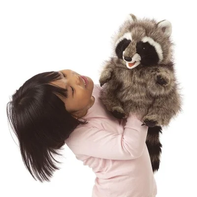 Jeune fille jouant avec Marionnette à main Raton laveur Jeune fille jouant avec Marionnette à main Raton laveur