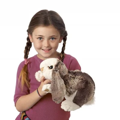 Jeune fille jouant avec Marionnette à main Bébé lapin à oreilles tombantes Jeune fille jouant avec Marionnette à main Bébé lapin à oreilles tombantes