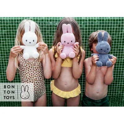 Enfants jouant avec Peluche Miffy velours côtelé