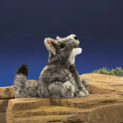 Peluche marionnette Petit Coyote signée Folkmanis dans le désert