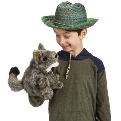 Jeune homme jouant avec peluche marionnette Petit Coyote signée Folkmanis