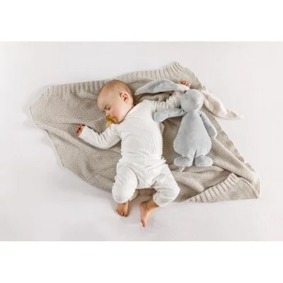 Bébé allongé avec Lapin magique Moonie gris/rose Bébé allongé avec Lapin magique Moonie gris/rose