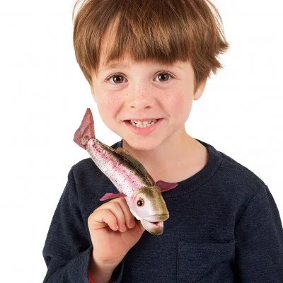 enfant jouant avec mini marionnette à doigt truite arc-en-ciel