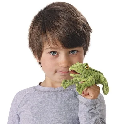 enfant jouant avec mini marionnette à doigt grenouille signée Folkmanis
