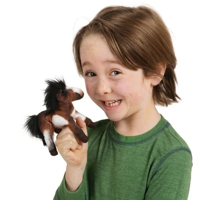 Garçon jouant avec marionnette à doigt mini cheval signée Folkmanis Garçon jouant avec marionnette à doigt mini cheval signée Folkmanis