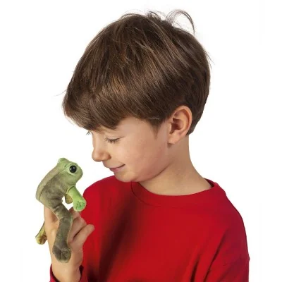 Garçon jouant avec peluche marionnette à doigt Mini grenouille assise signée Folkmanis Garçon jouant avec peluche marionnette à doigt Mini grenouille assise signée Folkmanis