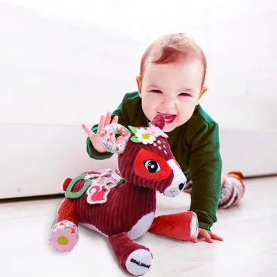 Bébé jouant avec peluche d'activités Mélimélos la biche