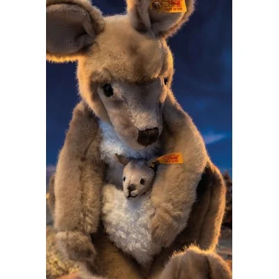 Gros plan sur peluche Kangourou Kango avec bébé signée Steiff Gros plan sur peluche Kangourou Kango avec bébé signée Steiff