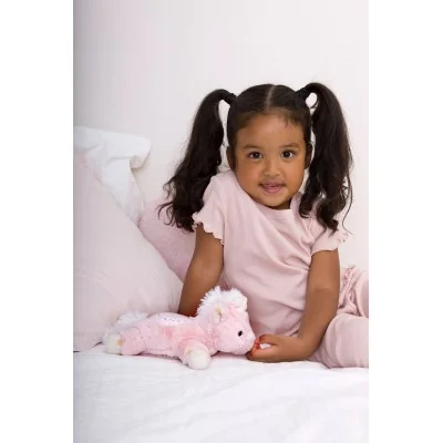 Jeune fille avec Veilleuse peluche Dream Buddies® - Ella la Licorne signée Cloud b Jeune fille avec Veilleuse peluche Dream Buddies® - Ella la Licorne signée Cloud b