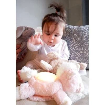 Bébé jouant avec veilleuse peluche Dream Buddies® - Ella la Licorne signée Cloud b Bébé jouant avec veilleuse peluche Dream Buddies® - Ella la Licorne signée Cloud b