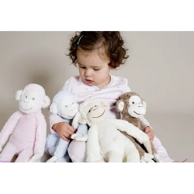 Jeune fille jouant avec peluches singe Mickey 43 cm signées Happy Horse