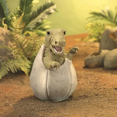 Marionnette à main Bébé dinosaure dans son oeuf signée Folkmanis dans la nature