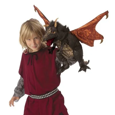 Enfant jouant avec Marionnette à main Dragon noir signée Folkmanis