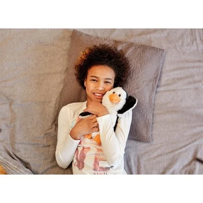 Jeune fille avec peluche bouillotte welliebellies