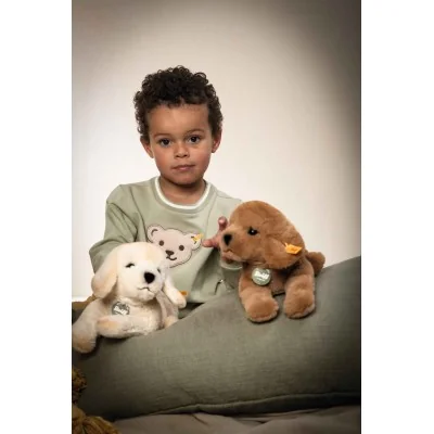 Jeune enfant jouant avec Peluche Lenny le labrador - 23 cm signée Steiff