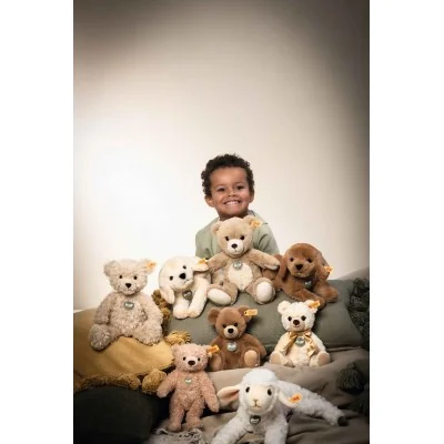 Enfant jouant avec Peluches signées Steiff