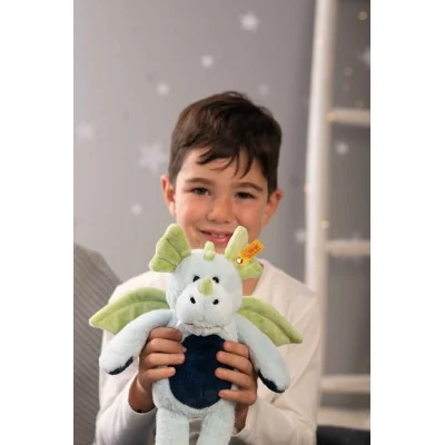 enfant jouant avec Peluche Dragon Samu - 28 cm signée Steiff enfant jouant avec Peluche Dragon Samu - 28 cm signée Steiff