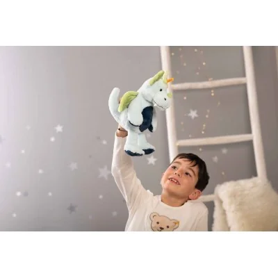 enfant jouant avec Peluche Dragon Samu - 28 cm signée Steiff enfant jouant avec Peluche Dragon Samu - 28 cm signée Steiff