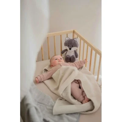 Bébé dormant avec Peluche bruit blanc Renard Robin gris doux signée Flow Amsterdam Bébé dormant avec Peluche bruit blanc Renard Robin gris doux signée Flow Amsterdam