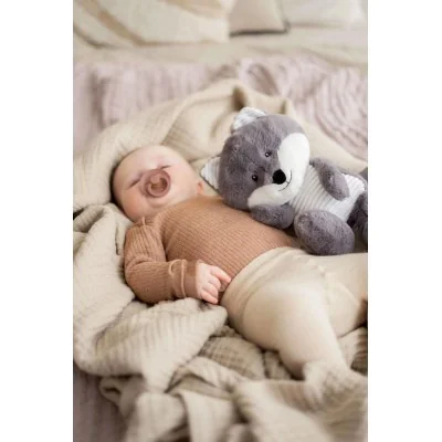 Bébé dormant avec Peluche bruit blanc Renard Robin gris doux signée Flow Amsterdam Bébé dormant avec Peluche bruit blanc Renard Robin gris doux signée Flow Amsterdam