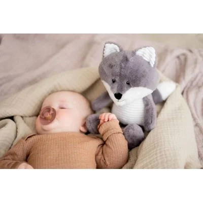 Bébé dormant avec Peluche bruit blanc Renard Robin gris doux signée Flow Amsterdam Bébé dormant avec Peluche bruit blanc Renard Robin gris doux signée Flow Amsterdam