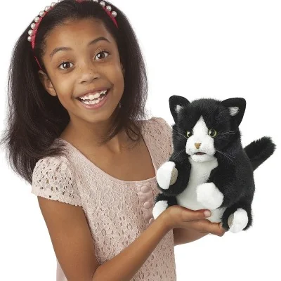 Jeune fille jouant avec marionnette à main chaton noir et blanc signée Folkmanis Jeune fille jouant avec marionnette à main chaton noir et blanc signée Folkmanis