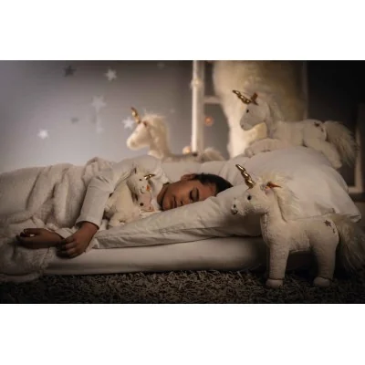Jeune fille dormant avec Peluches Soft Cuddly Friends licornes Unica signées Steiff Jeune fille dormant avec Peluches Soft Cuddly Friends licornes Unica signées Steiff