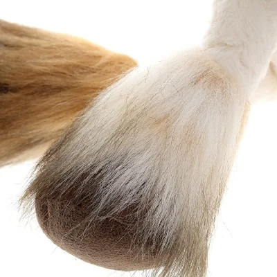 Peluche licorne "Uni Que" signée Sigikid, gros plan sur une patte