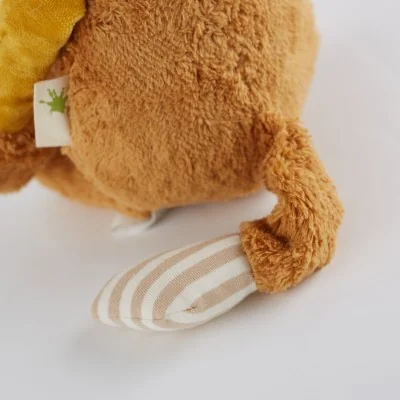 Peluche lion Patchwork en coton bio, Green signée Sigikid, gros plan sur la queue Peluche lion Patchwork en coton bio, Green signée Sigikid, gros plan sur la queue
