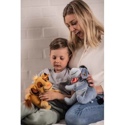 Enfant avec sa mère jouant avec Peluche Disney Bourriquet - 25 cm Enfant avec sa mère jouant avec Peluche Disney Bourriquet - 25 cm