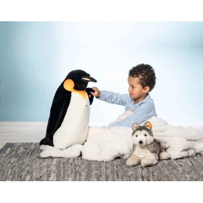 Enfant jouant avec Peluche Husky Bernie - 33 cm en compagnie de Pingouin royal Palle Enfant jouant avec Peluche Husky Bernie - 33 cm en compagnie de Pingouin royal Palle
