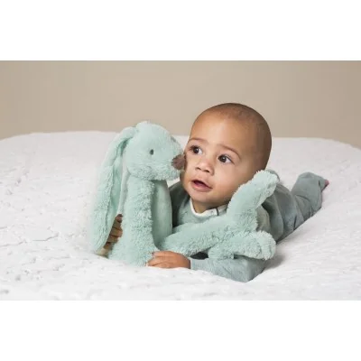 Bébé jouant avec Peluche lapin Richie vert lagon - 38 cm signée Happy Horse Bébé jouant avec Peluche lapin Richie vert lagon - 38 cm signée Happy Horse