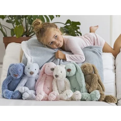 Enfant avec groupde de Peluchse lapin Richie signées Happy Horse Enfant avec groupde de Peluchse lapin Richie signées Happy Horse