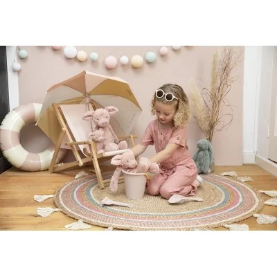 Jeune fille jouant avec peluches cochon de différentes tailles signée Happy Horse