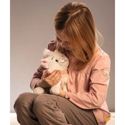 Jeune fille jouant avec peluche Disney Originals Marie signée Steiff Jeune fille jouant avec peluche Disney Originals Marie signée Steiff