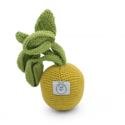 Alain le Navet Boule d'Or - hochet en coton bio de la collection Veggy Toys de la marque MyuM, vue de dos Alain le Navet Boule d'Or - hochet en coton bio de la collection Veggy Toys de la marque MyuM, vue de dos
