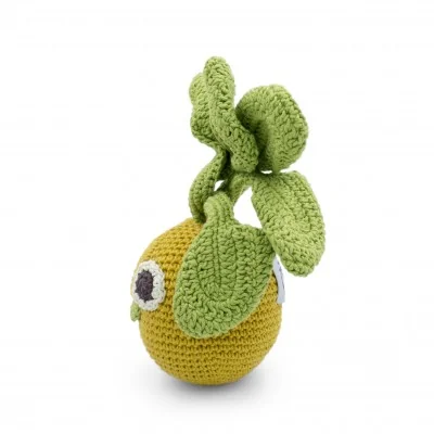 Alain le Navet Boule d'Or - hochet en coton bio de la collection Veggy Toys de la marque MyuM, vue de profil Alain le Navet Boule d'Or - hochet en coton bio de la collection Veggy Toys de la marque MyuM, vue de profil
