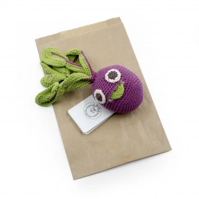 Betty la Betterave - hochet en coton bio Veggy Toys de la marque MyuM sur une feuille de papier