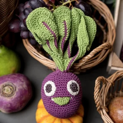 Betty la Betterave - hochet en coton bio Veggy Toys de la marque MyuM