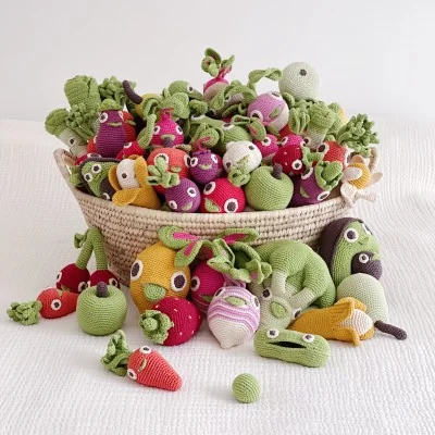Panier rempli de hochets en coton bio Veggy Toys de la marque MyuM