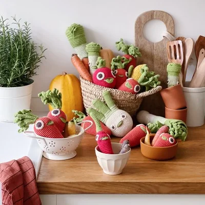 Ensemble de hochets en coton bio Veggy Toys de la marque MyuM