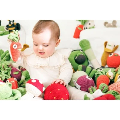 Bébé jouant avec hochets en coton bio Veggy Toys de la marque MyuM
