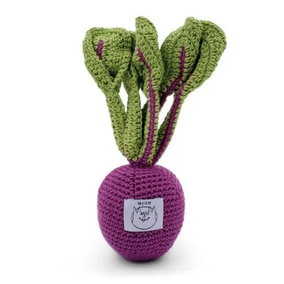 Betty la Betterave - hochet en coton bio Veggy Toys de la marque MyuM, vue de dos