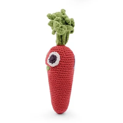 Charlotte la Carotte - hochet en coton bio de la collection Veggy Toys de la marque MyuM, vue de profil Charlotte la Carotte - hochet en coton bio de la collection Veggy Toys de la marque MyuM, vue de profil