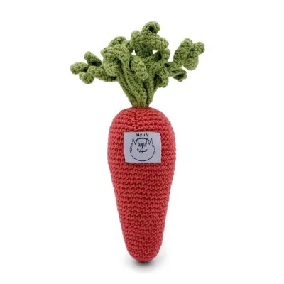 Charlotte la Carotte - hochet en coton bio de la collection Veggy Toys de la marque MyuM, vue de dos Charlotte la Carotte - hochet en coton bio de la collection Veggy Toys de la marque MyuM, vue de dos