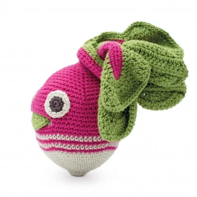 Henry le Gros Radis Rayé - hochet pour bébé en coton bio de la collection Veggy Toys de la marque MyuM, vue de profil