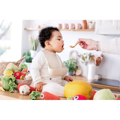 Bébé jouant avec hochets en coton bio Veggy Toys de la marque MyuM Bébé jouant avec hochets en coton bio Veggy Toys de la marque MyuM