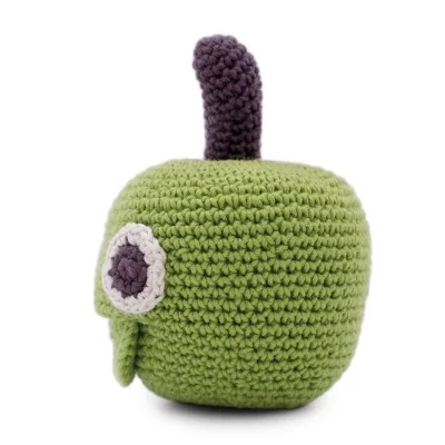 Newton la Pomme - hochet en coton bio de la collection Veggy Toys de la marque MyuM, vue de profil Newton la Pomme - hochet en coton bio de la collection Veggy Toys de la marque MyuM, vue de profil