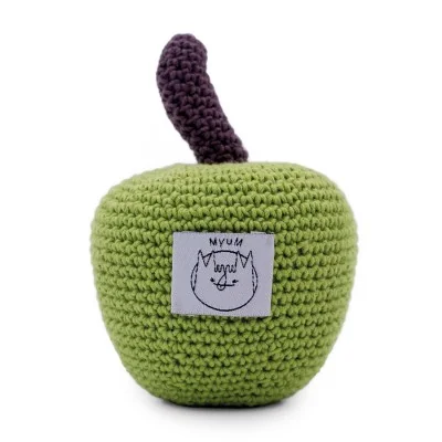 Newton la Pomme - hochet en coton bio de la collection Veggy Toys de la marque MyuM, vue de dos Newton la Pomme - hochet en coton bio de la collection Veggy Toys de la marque MyuM, vue de dos
