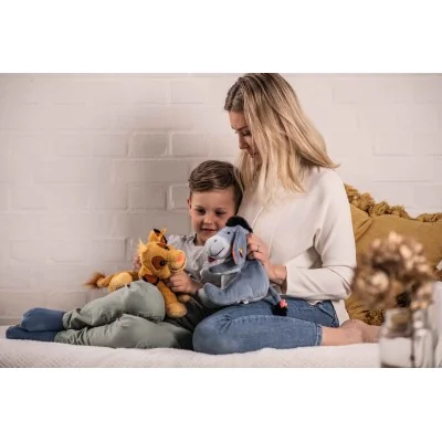 Enfant jouant avec Peluche Disney Originals Simba signée Steiff